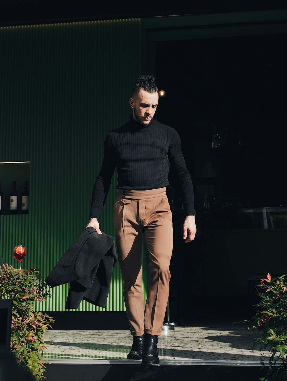 Col roulé noir et pantalon taille haute camel, silhouette du soir