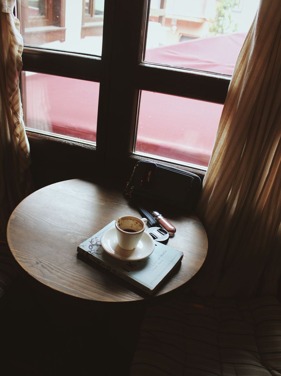 La petite table près de la fenêtre