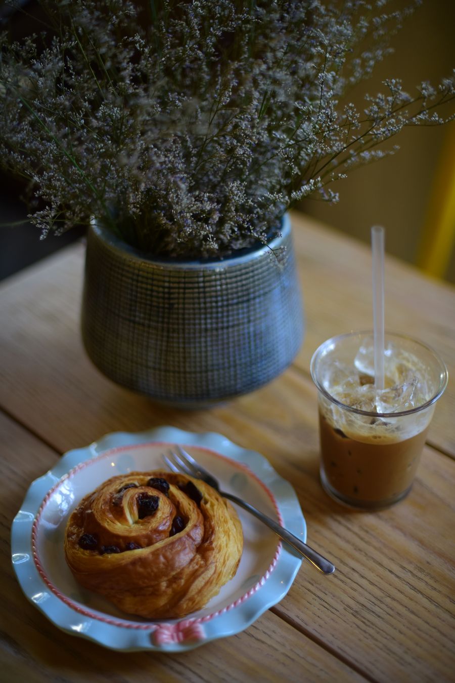 Pain aux raisins et café glacé