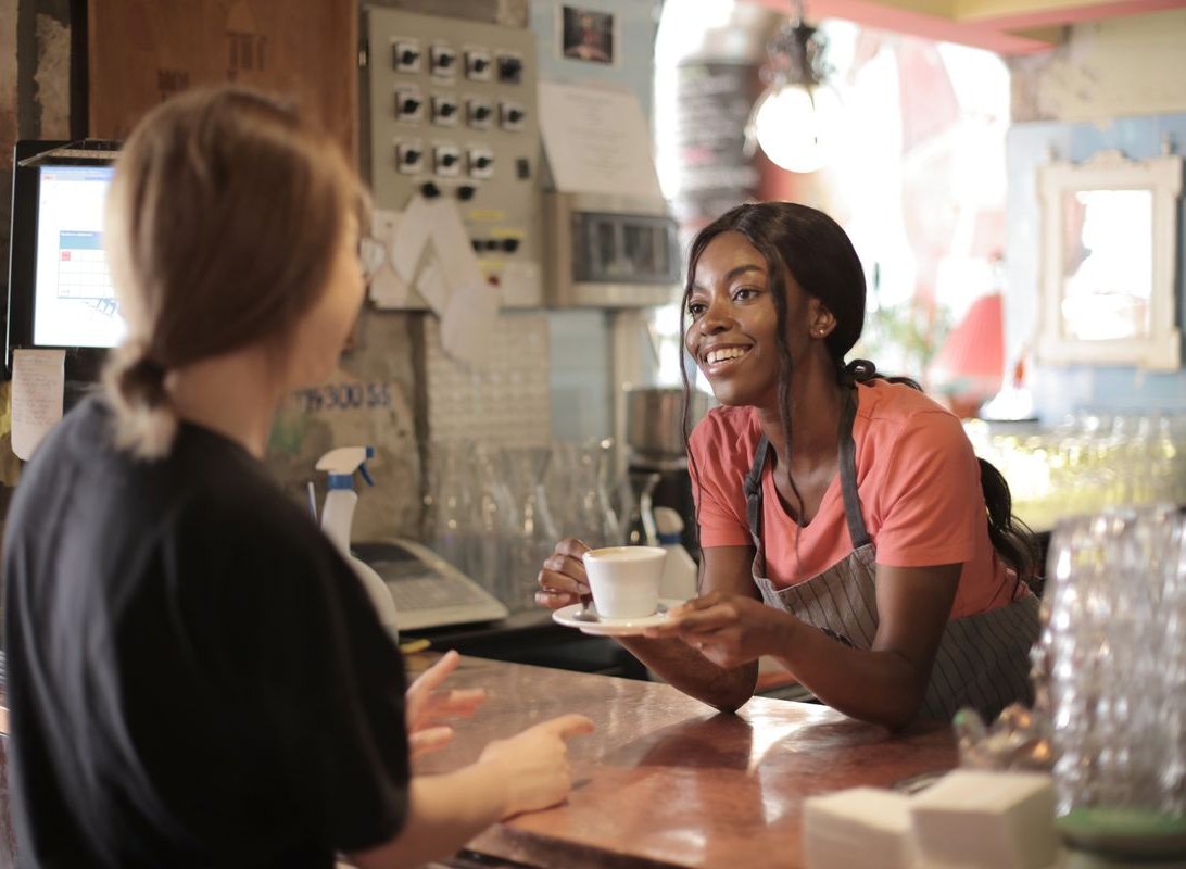 Au comptoir — un café crème servi avec le sourire