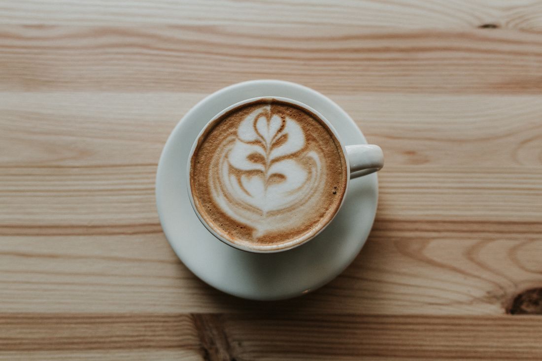 Tasse de café de spécialité sur le bois du comptoir