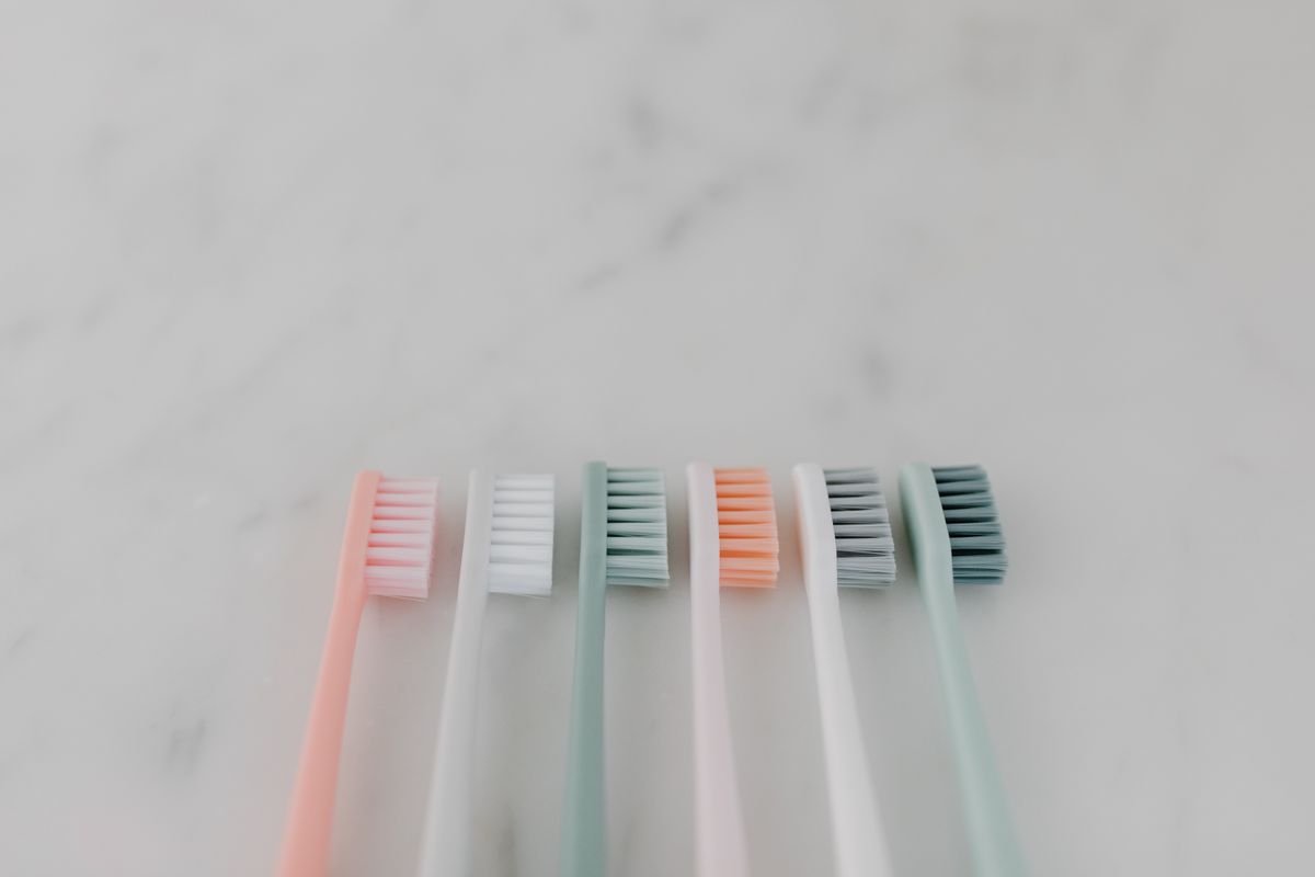 Brosses à dents pastel alignées sur marbre
