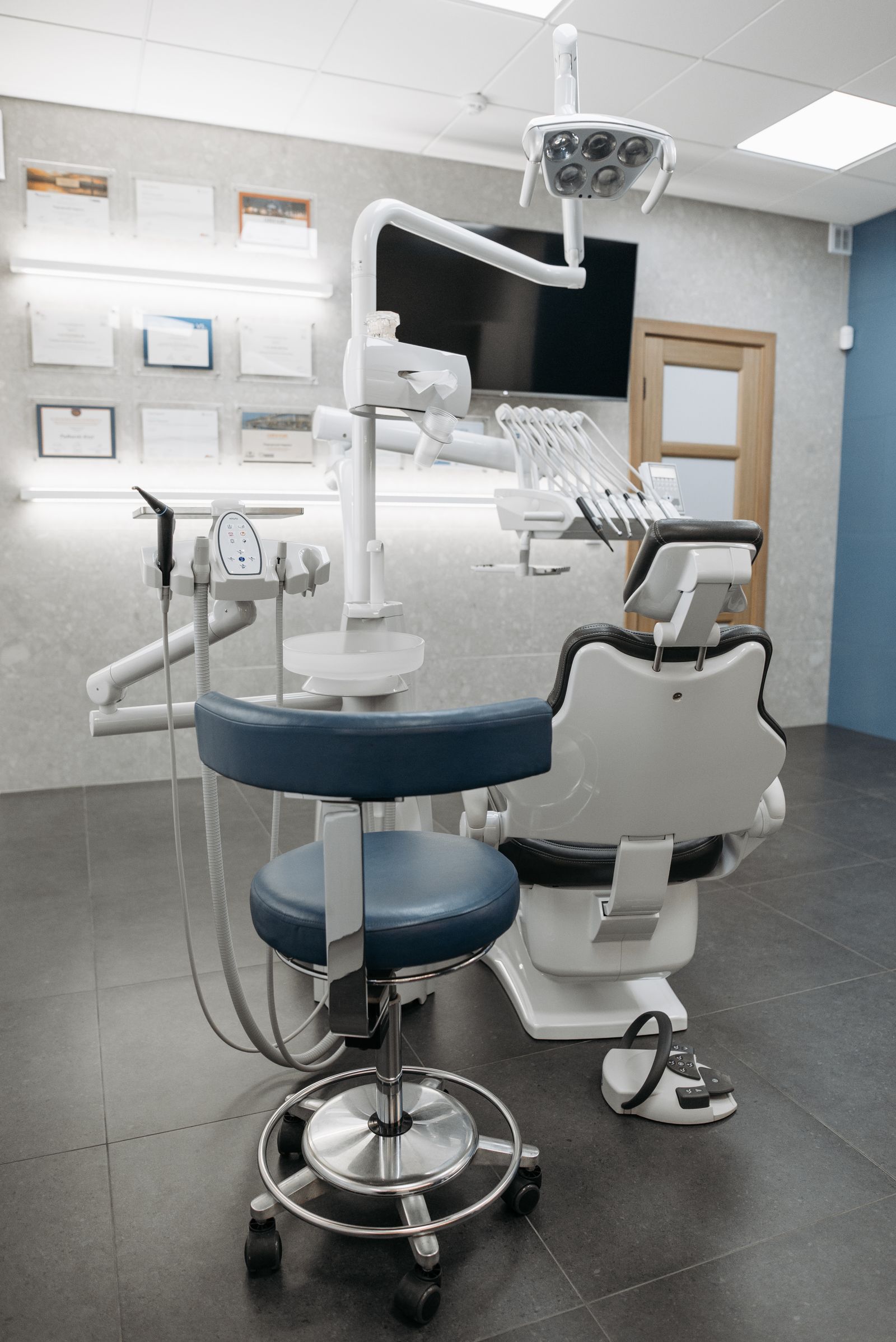Unité de soins moderne du cabinet, fauteuil et instruments