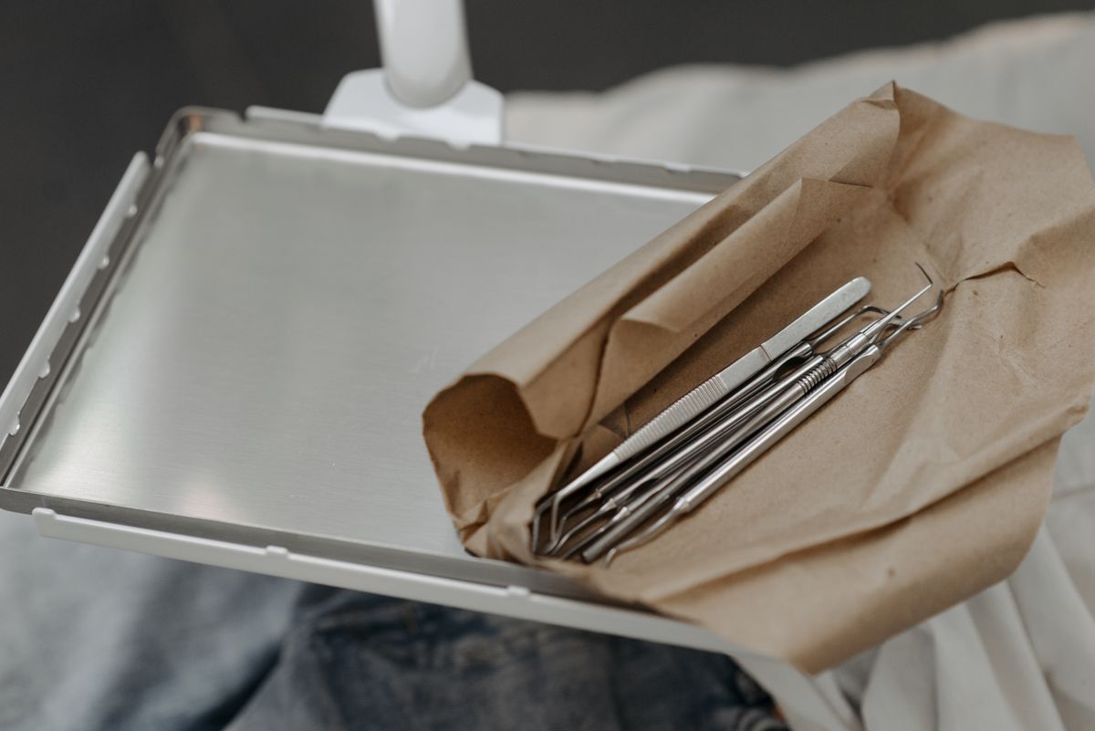 Instruments stérilisés sous emballage sur plateau inox