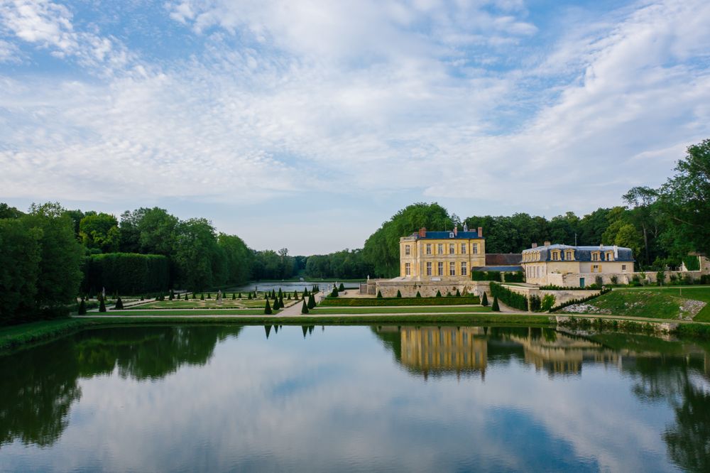 Le grand bassin et les berges du domaine, le château en arrière-plan
