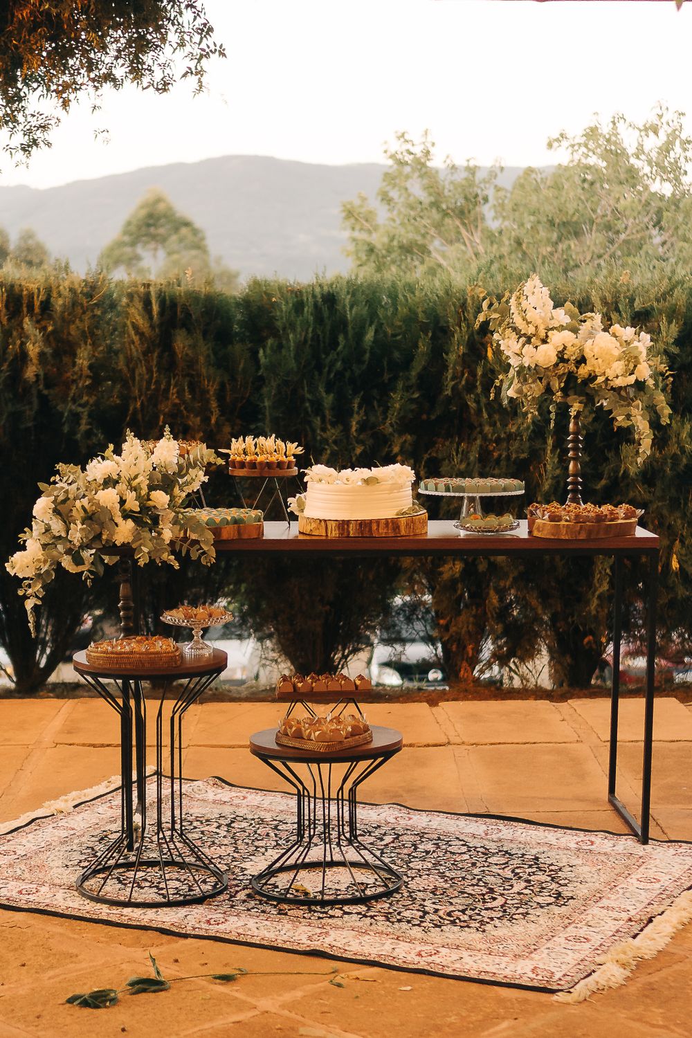 Table de desserts et pièce montée en extérieur, fleurs blanches