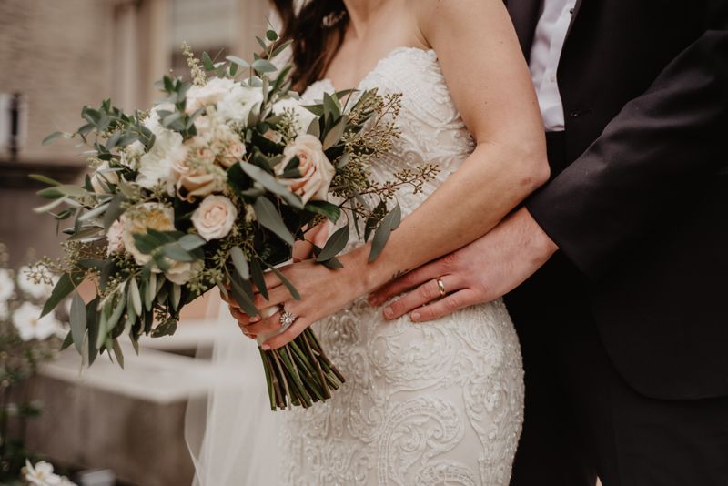 Bouquet de mariée champêtre aux eucalyptus et roses crème