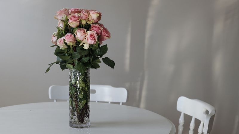 Roses roses en vase sur une table