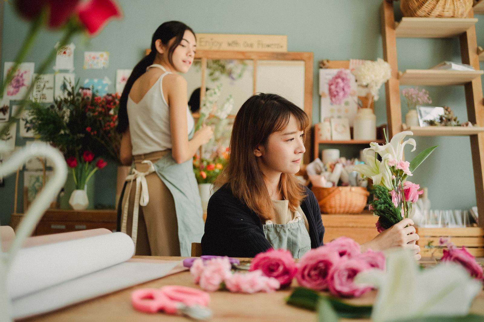 Fleuristes composant des bouquets dans l'atelier