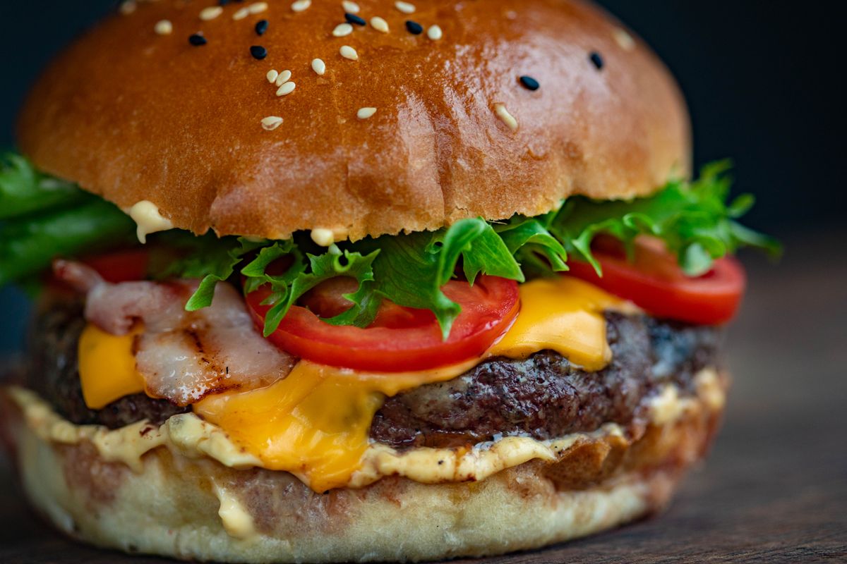 Le Brasero : burger bœuf grillé, cheddar fondant, bacon et salade croquante