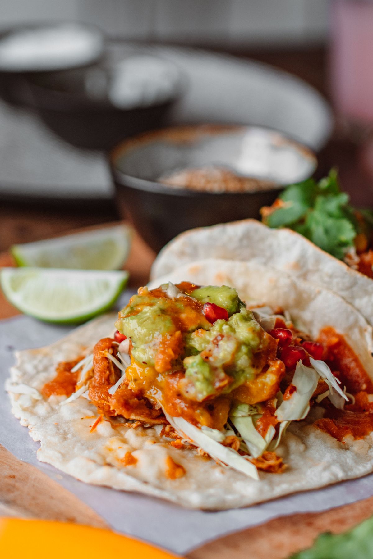 Tacos El Fuego : trois tacos garnis de bœuf mijoté, guacamole et grenade