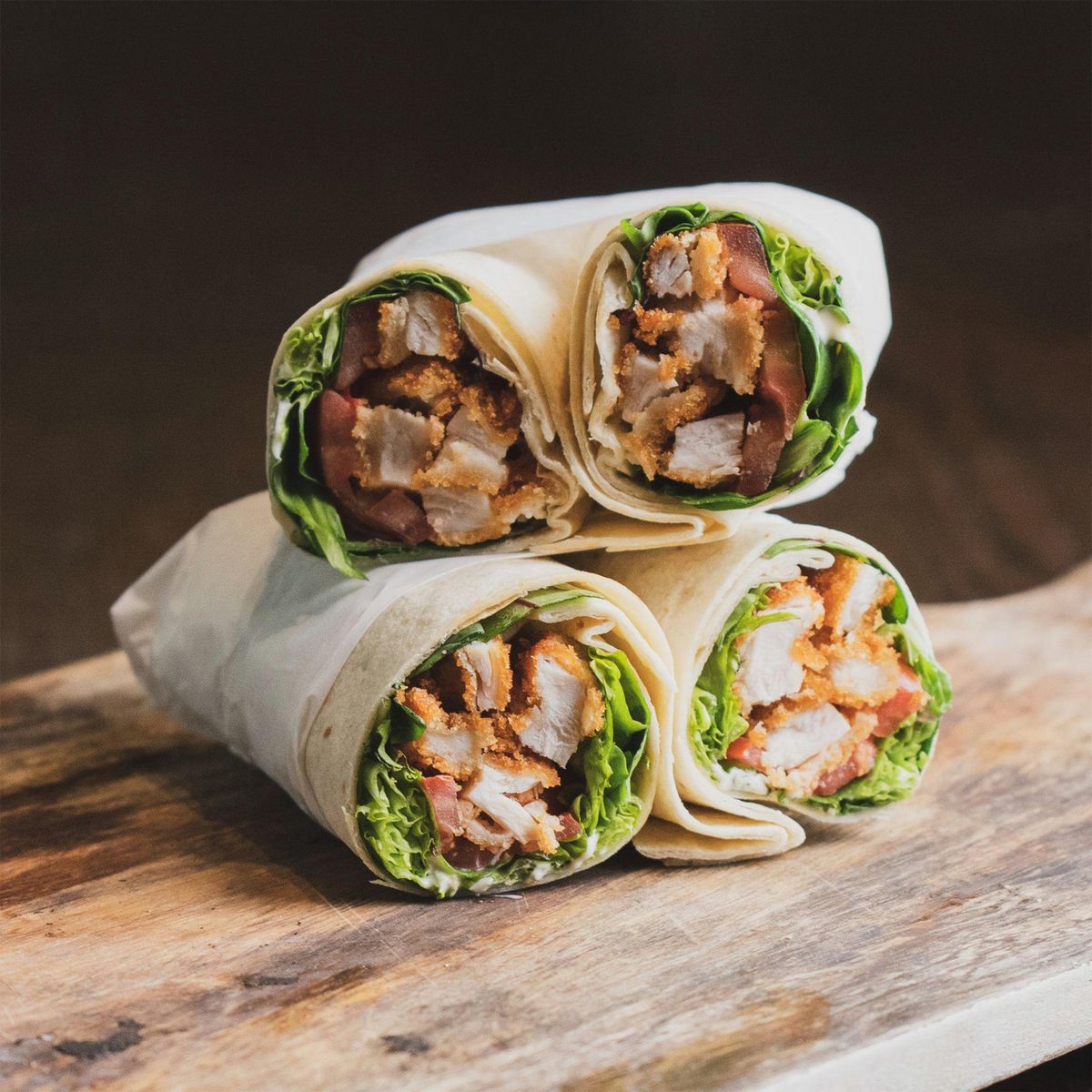 Wrap Croustillant : poulet pané, salade et tomate roulés serré
