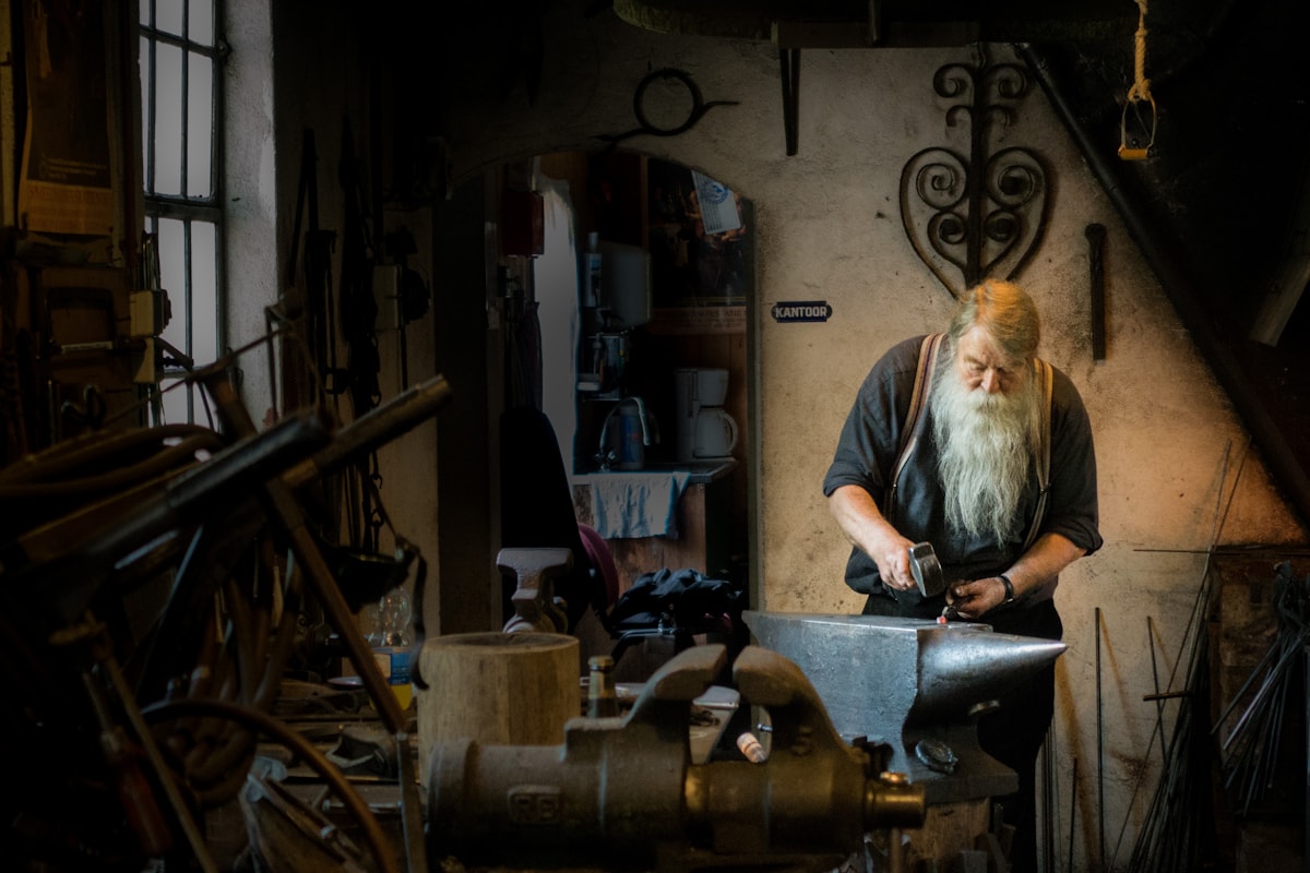 Entreprise — Le forgeron dans son atelier