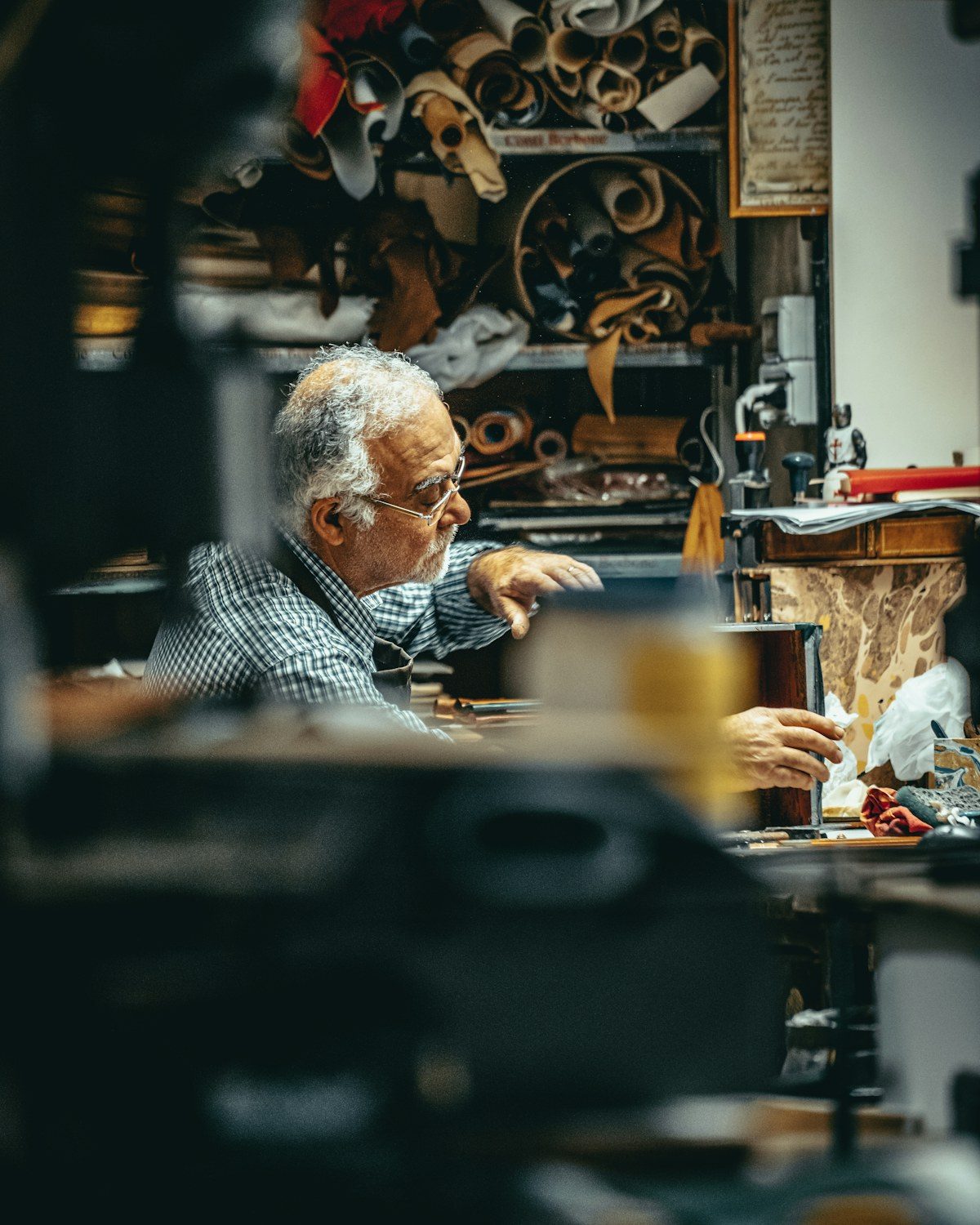 Entreprise — L'horloger à l'établi