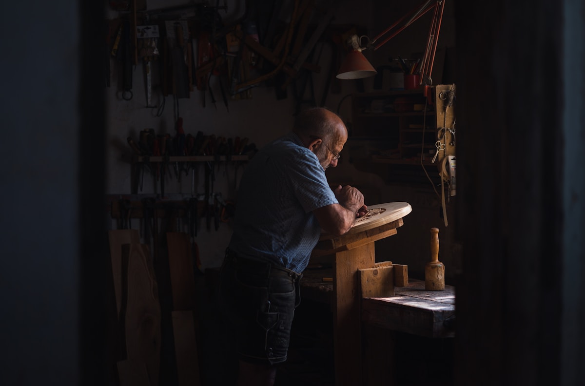 Entreprise — L'artisan à l'établi, lampe chaude