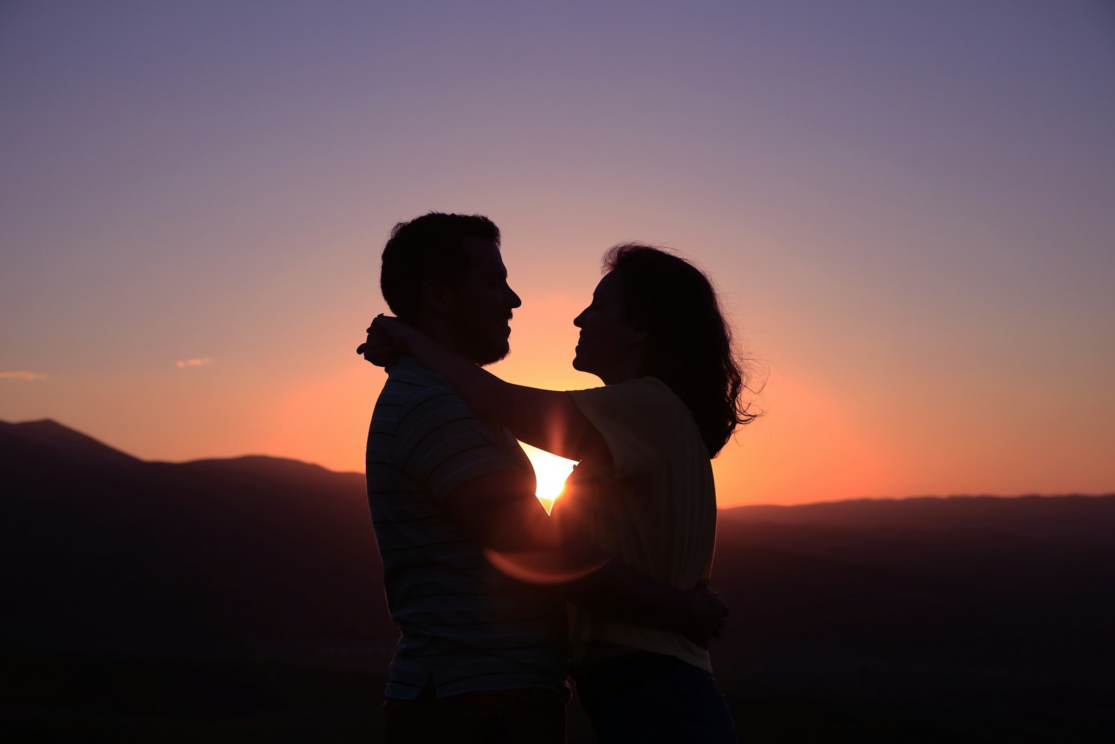 Couple au coucher du soleil, contre-jour