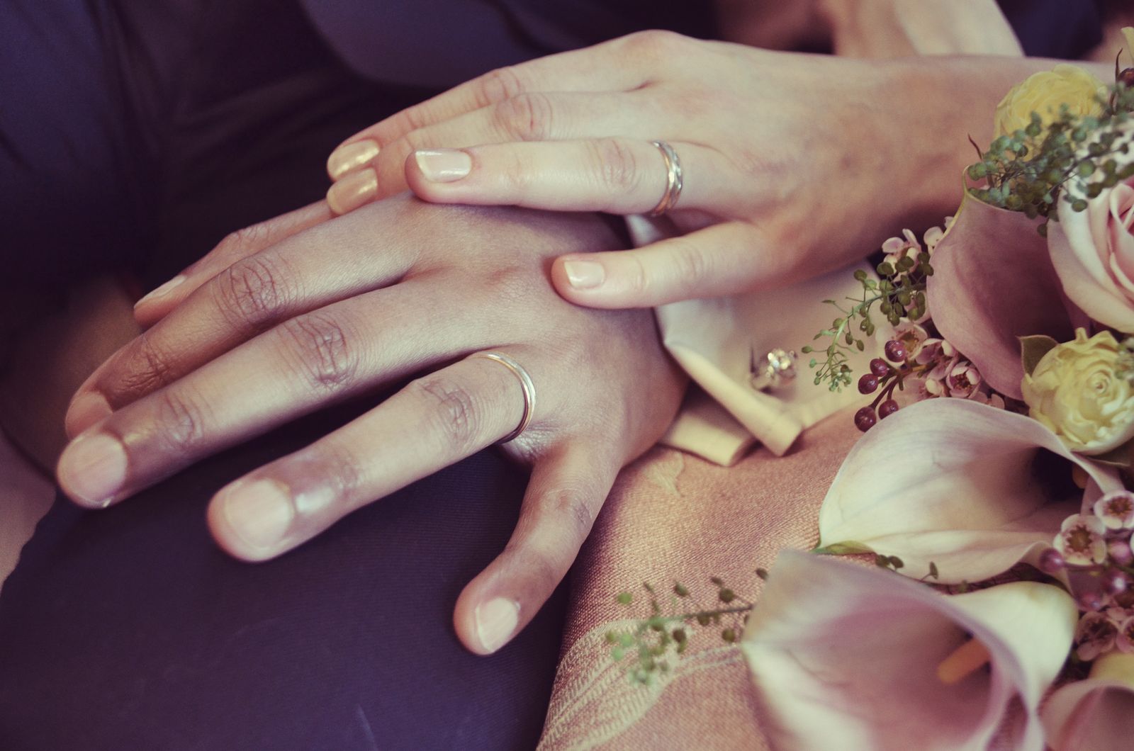 Mariage — Les mains et les alliances