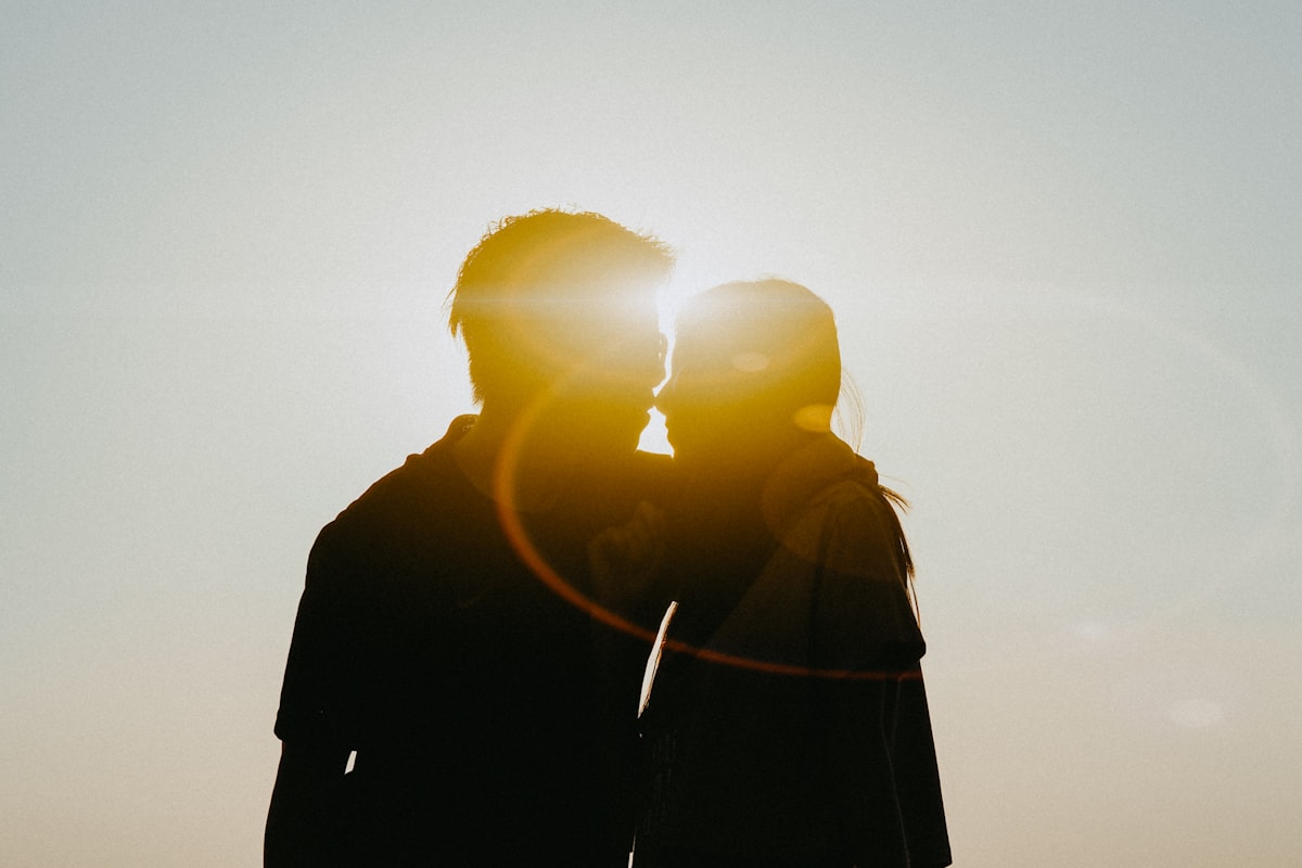 Mariage — Couple en contre-jour doré
