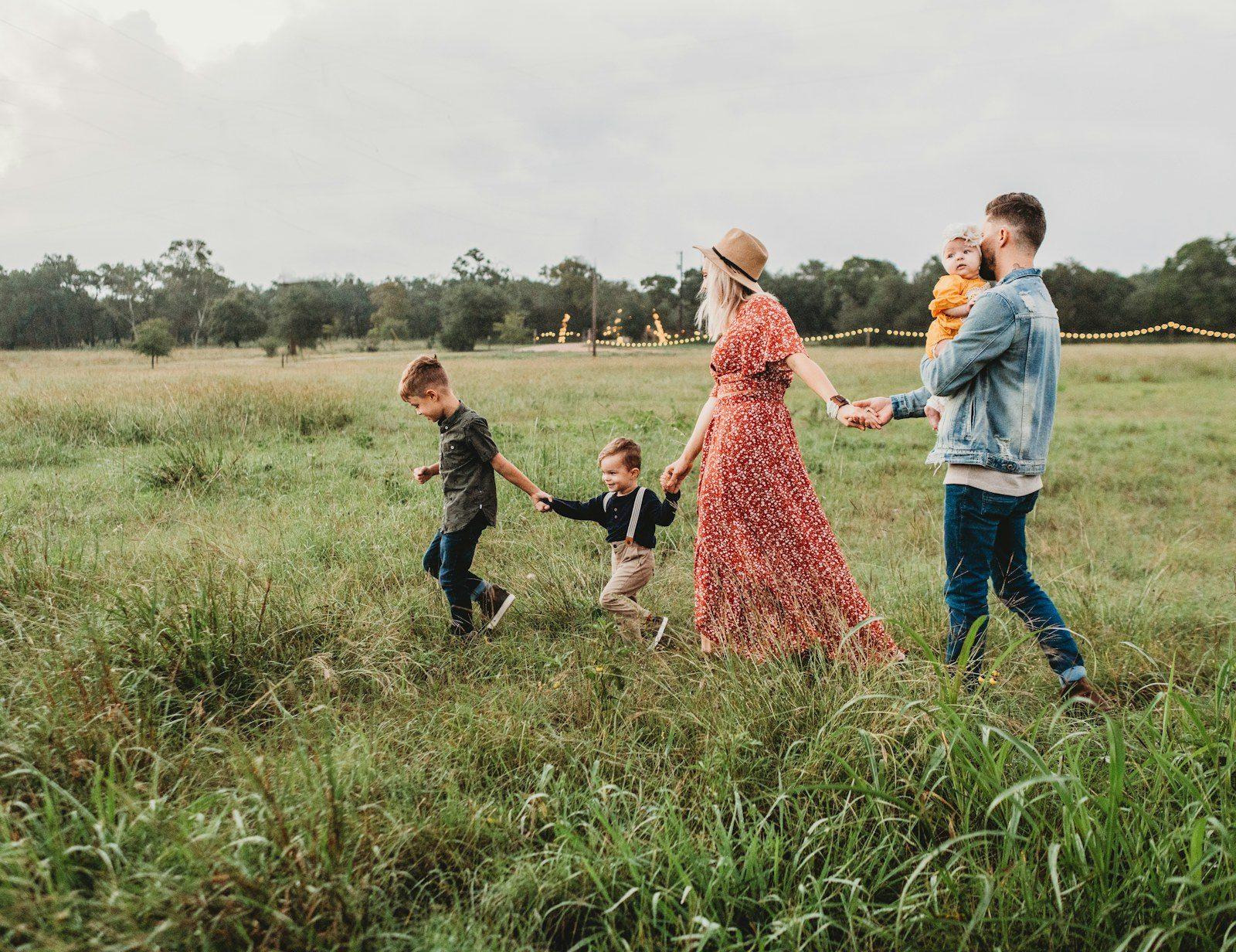 Famille marchant dans un champ