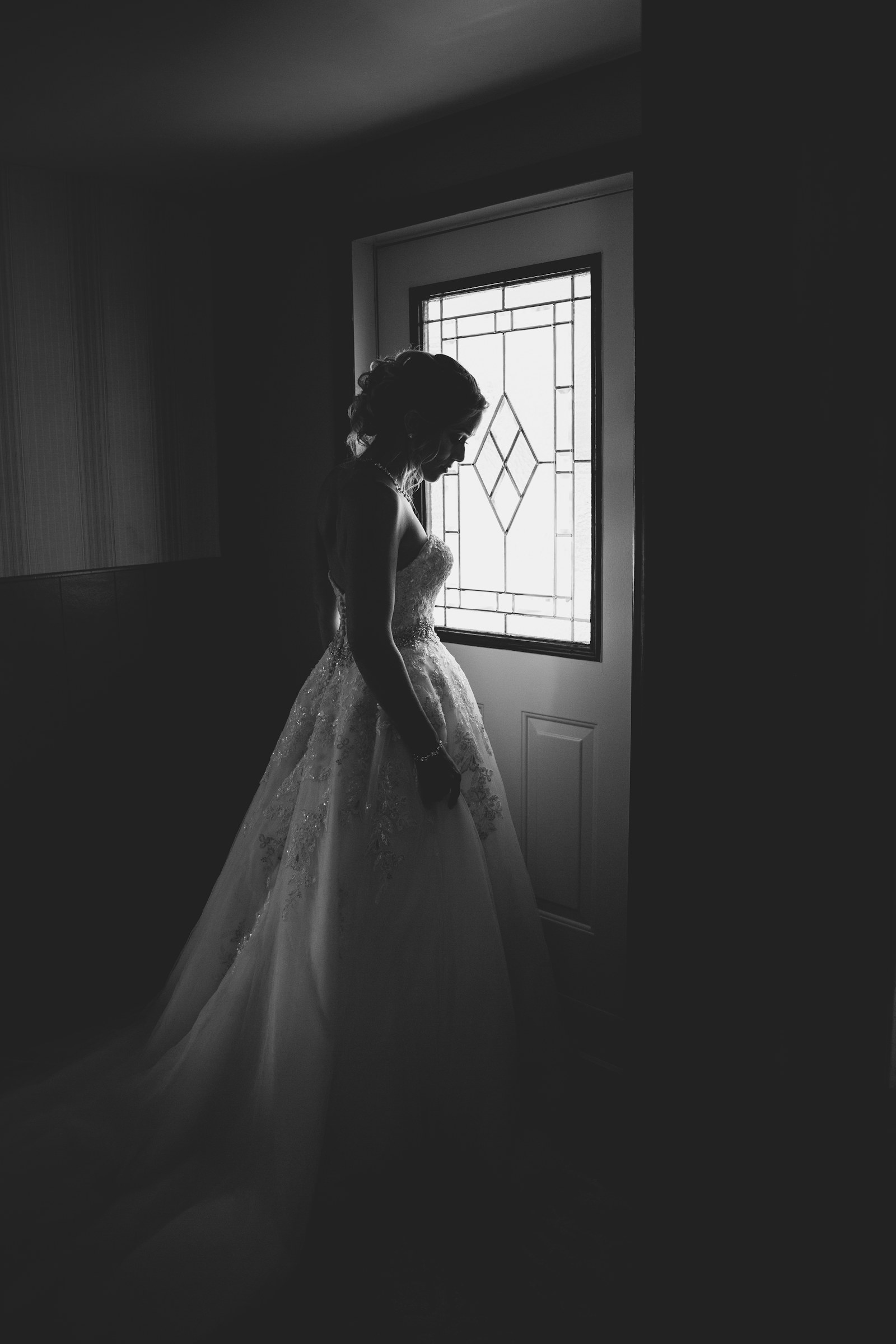 Mariée à la fenêtre, préparatifs en noir et blanc