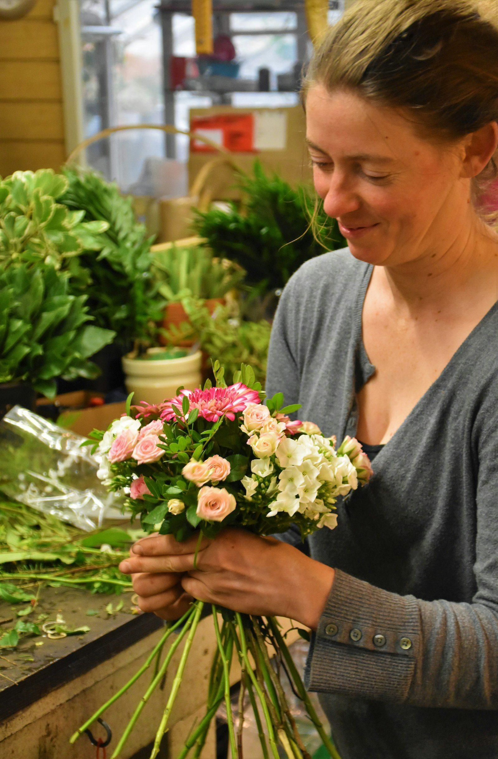 Fleuriste au travail, reportage en boutique