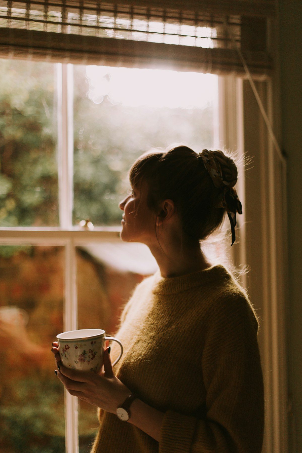 Portrait — Lumière du matin, fenêtre dorée