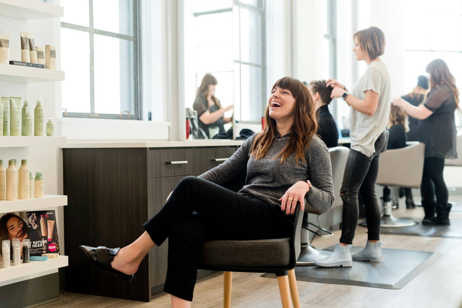 Le moment de l'écoute — une cliente détendue discute avec l'équipe du salon