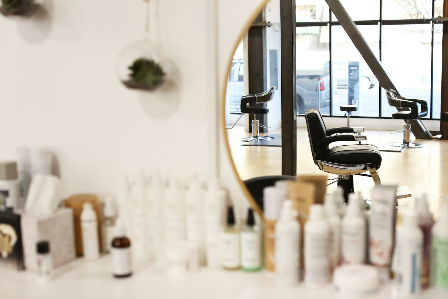 Le salon Maison Léonie — miroirs, lumière douce et produits choisis