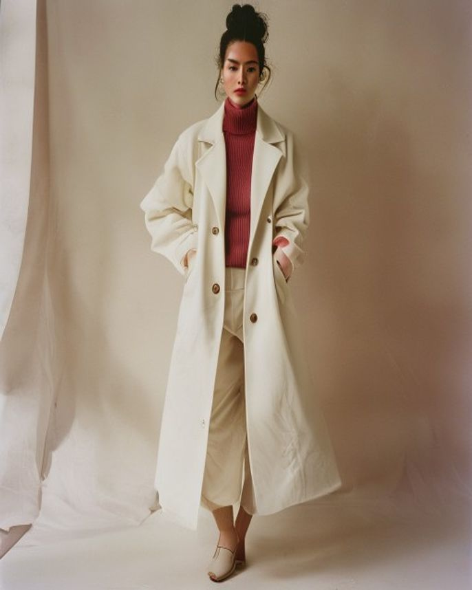 Look 03 — le manteau crème, l'hiver en lumière