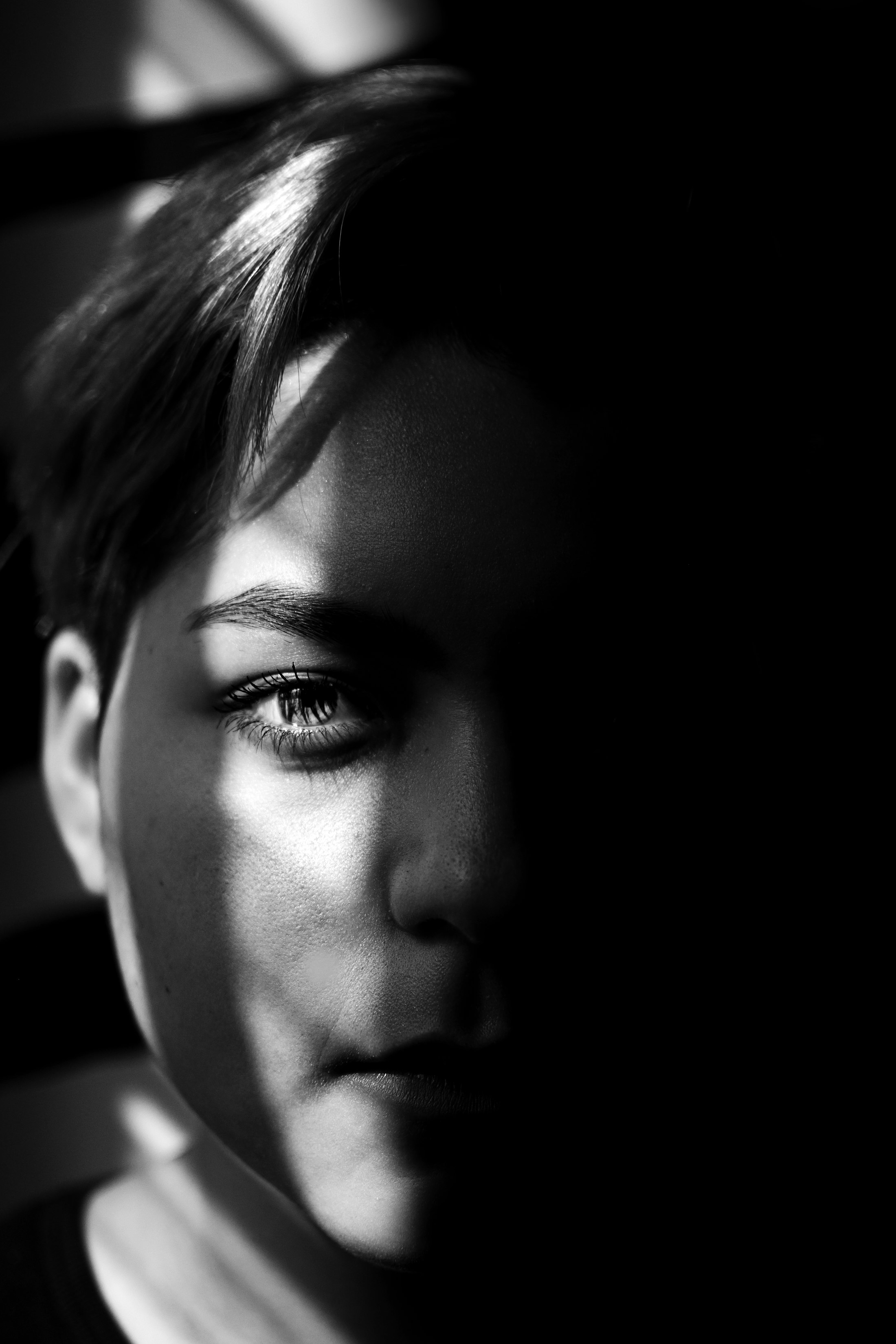 Portrait sculpté par une lumière rasante — studio Contre-Jour, Fribourg