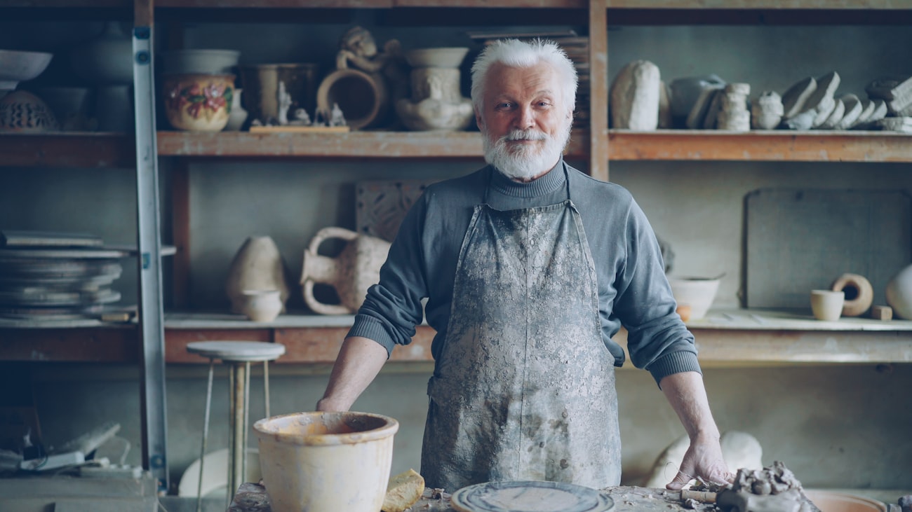 Artisan potier dans son atelier, portrait d'entreprise