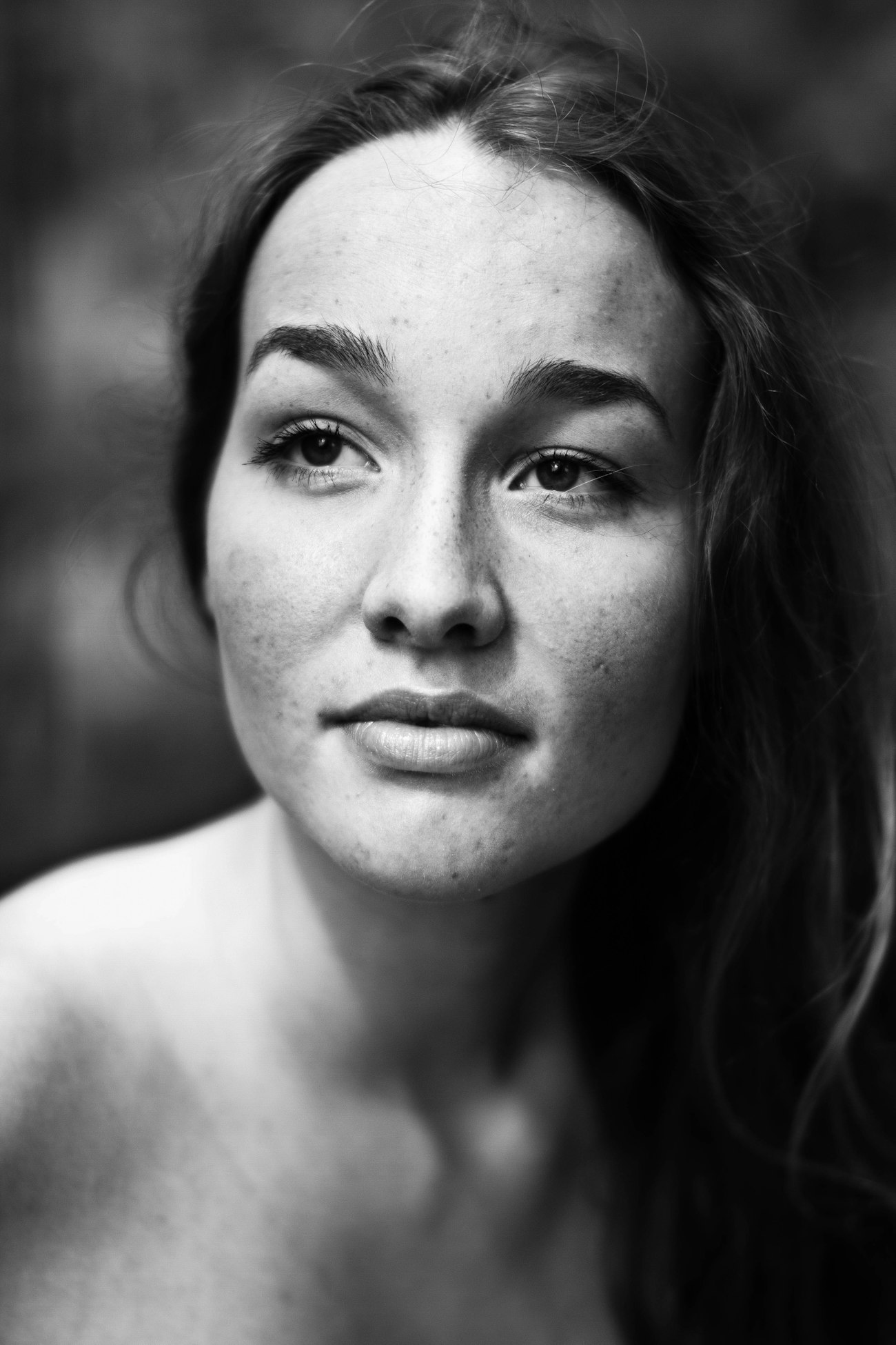 Portrait féminin en noir et blanc, regard franc