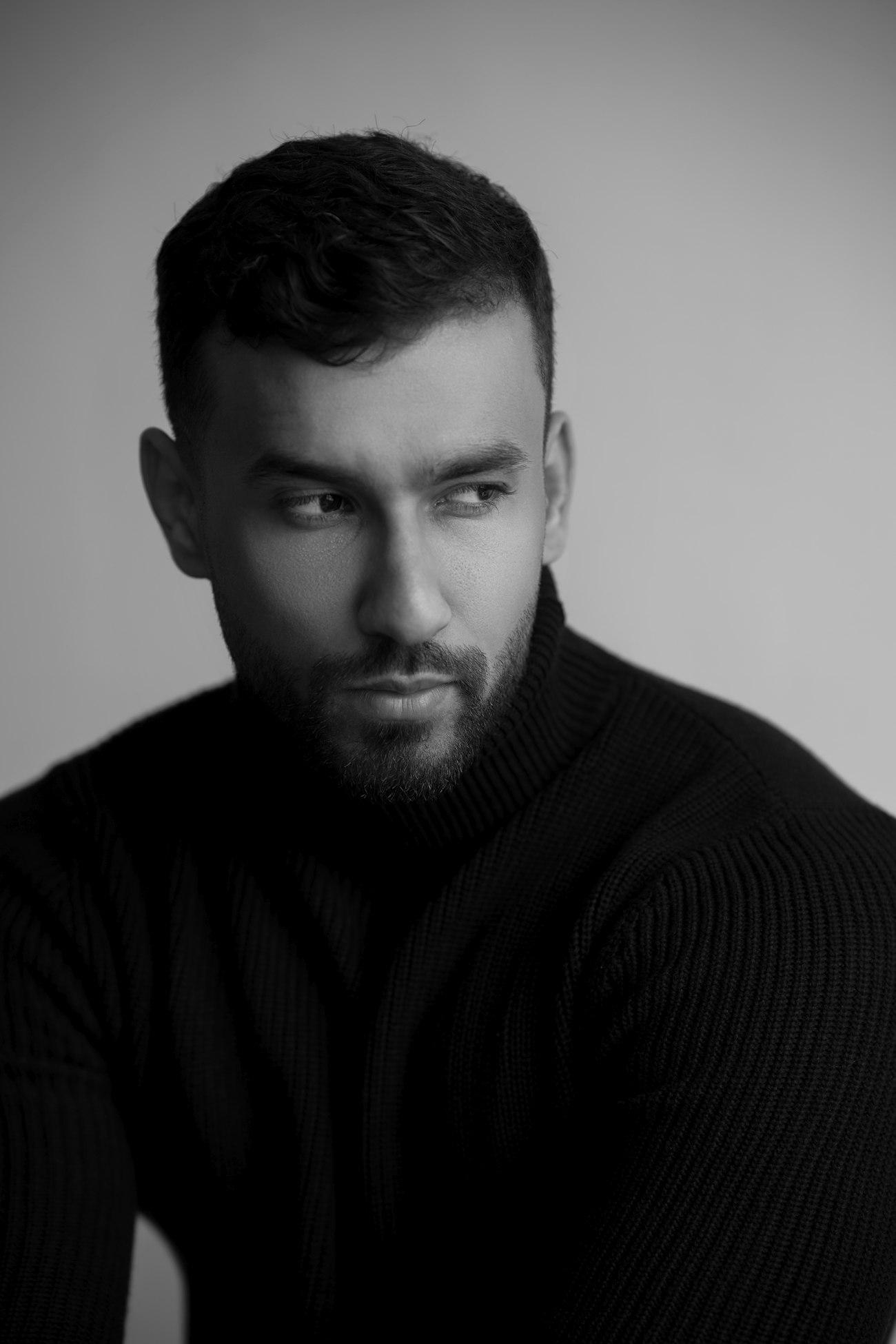 Portrait masculin en noir et blanc, lumière basse