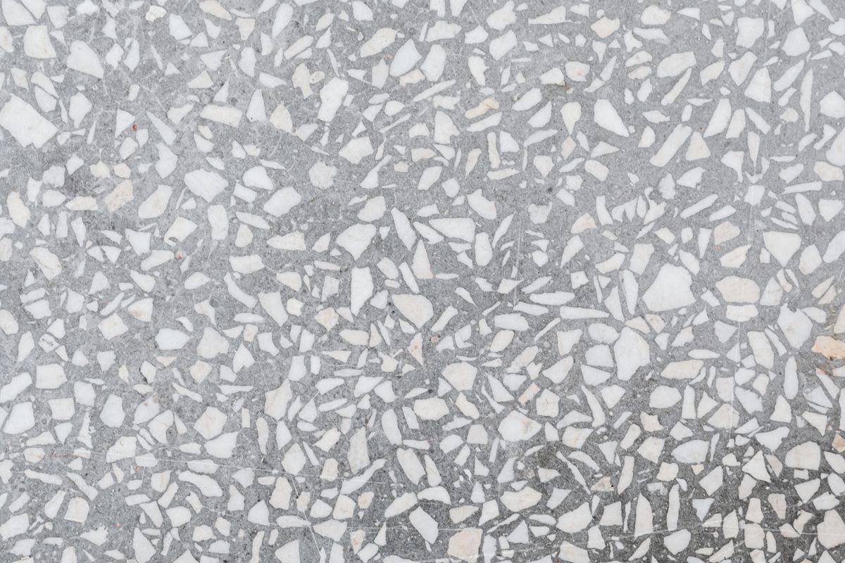 Après — sol terrazzo fini, joints réguliers