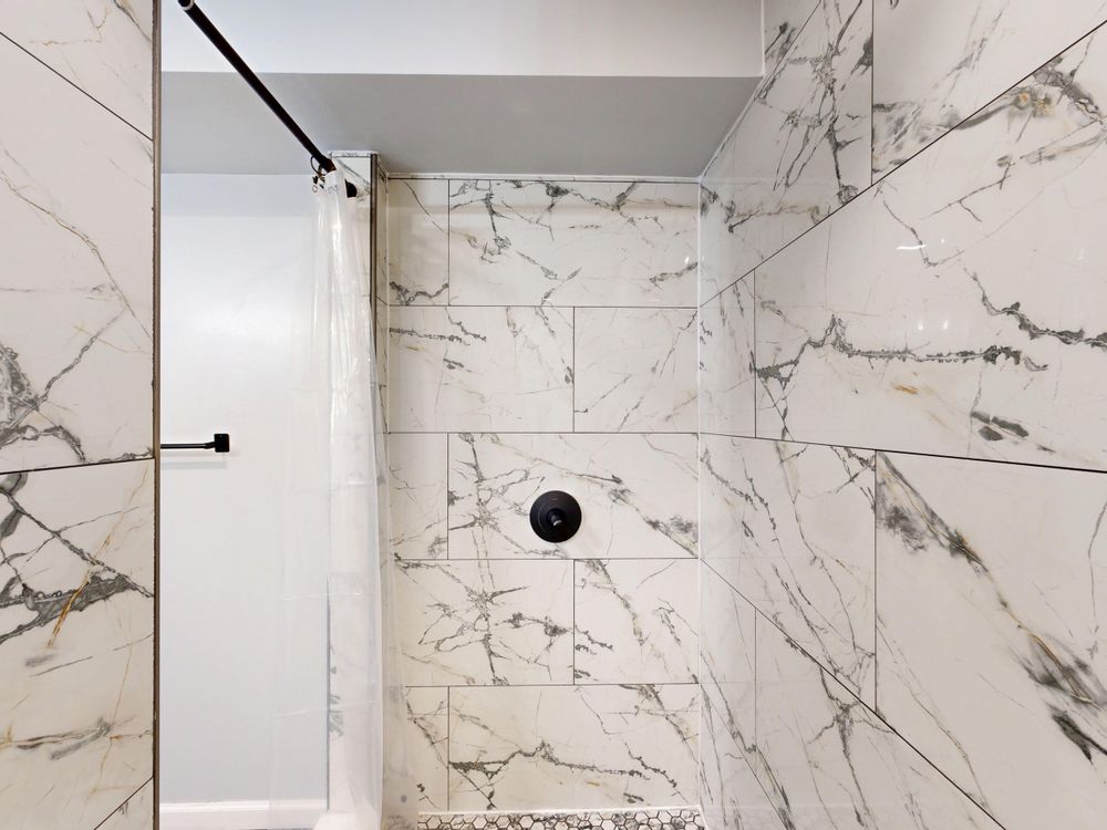 Douche à l’italienne — grand format effet marbre