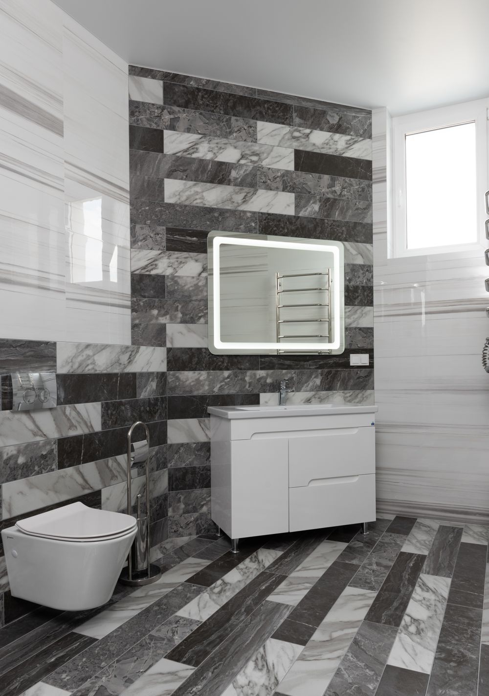 Salle de bain graphite et blanc — pose décalée