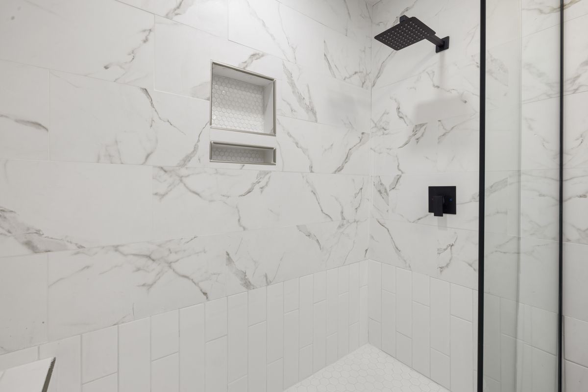 Salle de bain — grès cérame effet marbre, robinetterie noire