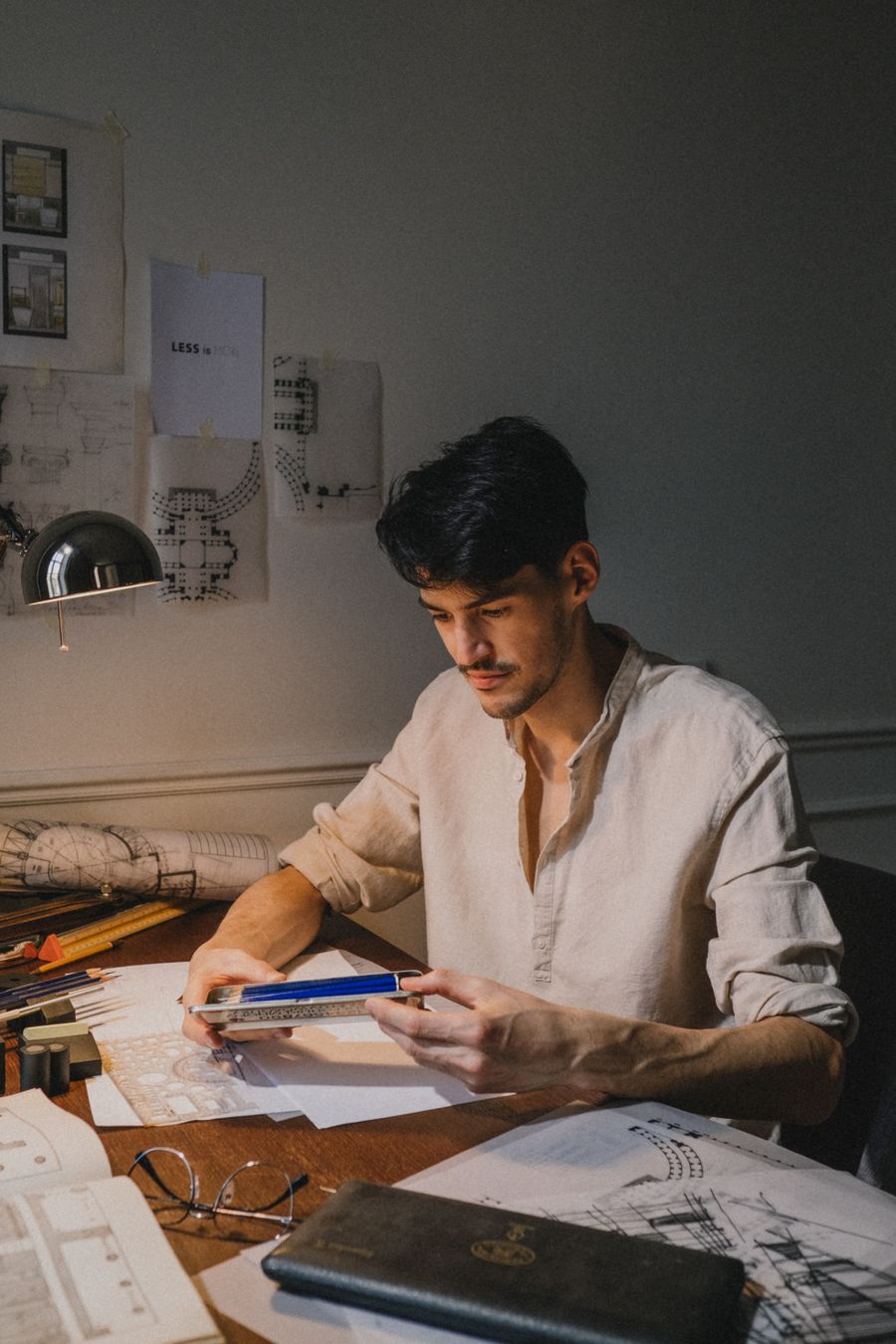 Votre conseiller Rives à son bureau, plans et lampe chaude