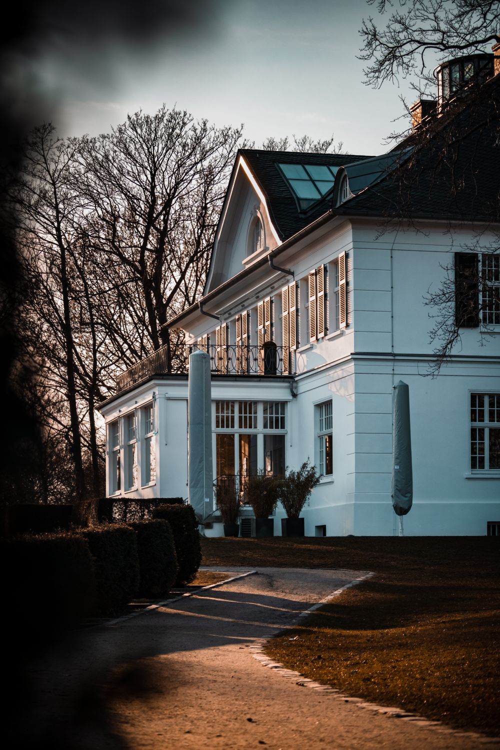 Maison de maître blanche à l'heure dorée, parc arboré — Fribourg