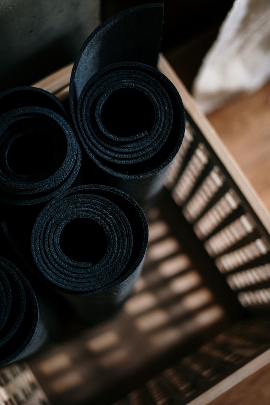 Tapis de yoga roulés, prêts pour le cours