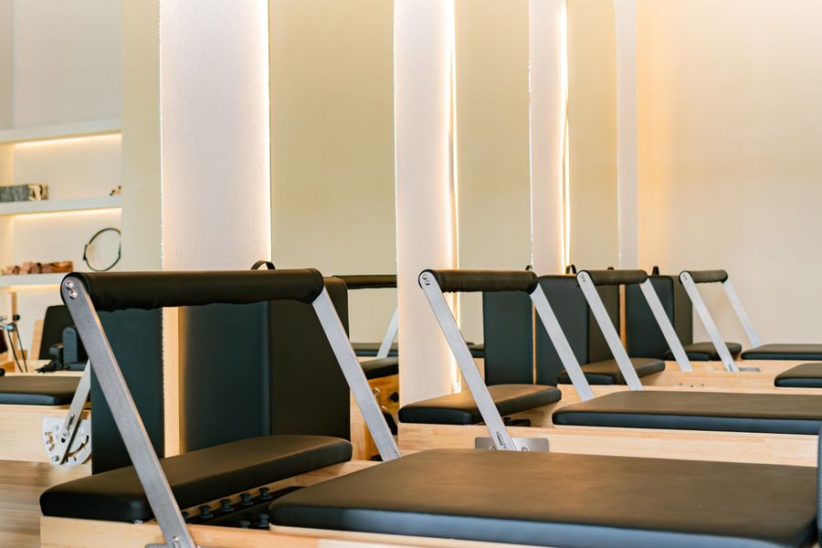 Salle de pilates équipée de reformers au studio Souffle