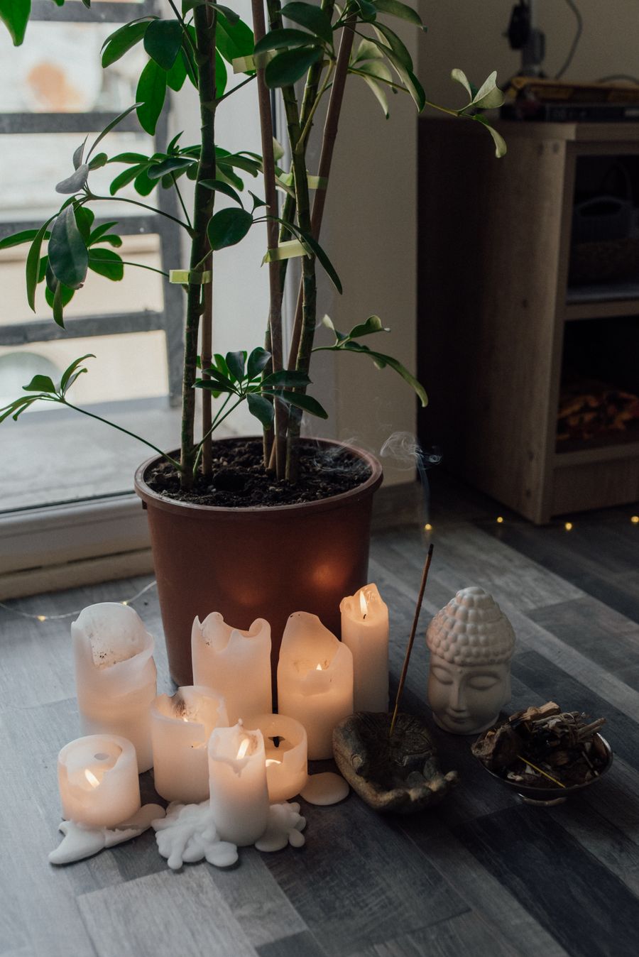 Ambiance douce : bougies, plantes et encens au studio Souffle
