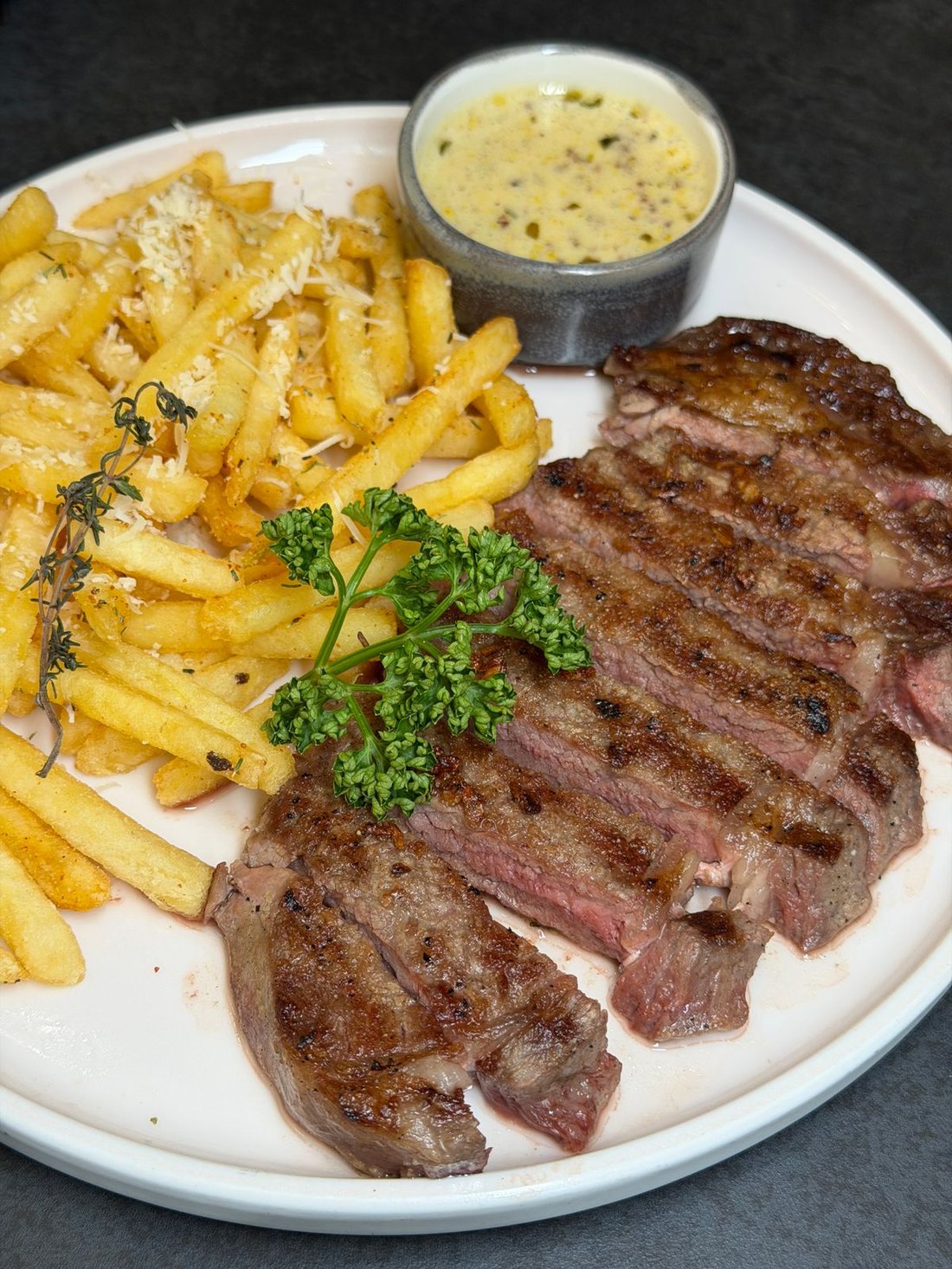 Entrecôte tranchée, frites maison et béarnaise