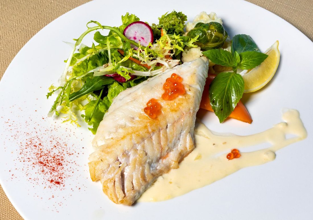 Filet de perche du lac, beurre citronné et jeune salade