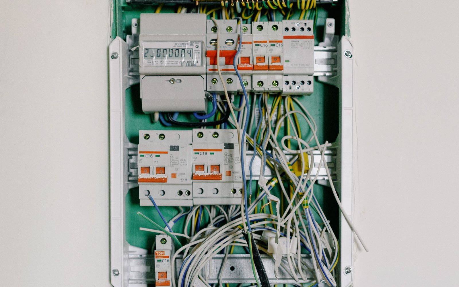 Tableau électrique ouvert, câblage d'origine non repéré — avant intervention